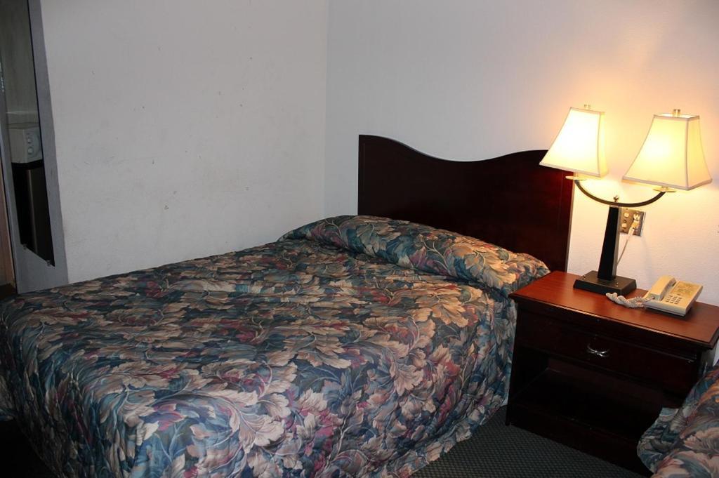 Executive Inn - Knoxville Room photo